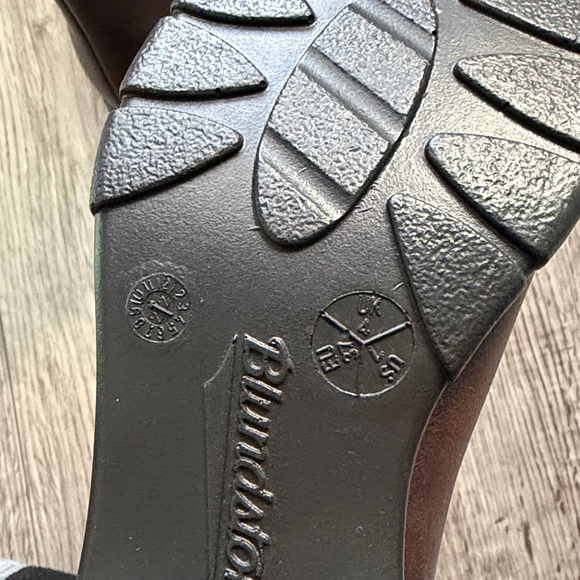NWOT blundstones - Picture 4 of 4